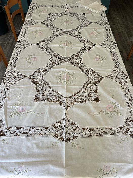 Toalha de mesa com renda de Bruxelas e bordado manual 250x170