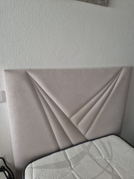 Sumalier com cabeceira e colchão