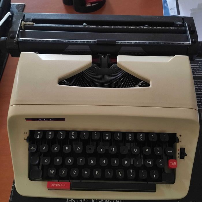 Máquina de escrever All com mala como NOVA