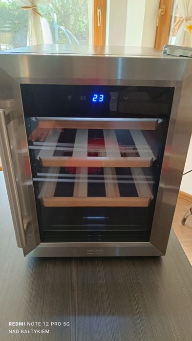 Chłodziarka na wino. 12 butelek,podświetlana LED . Drewniane półki,cicha praca.