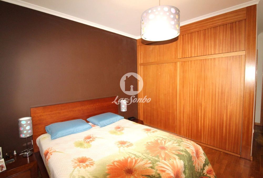 Cama com duas mesinhas de cabeceira em cerejeira