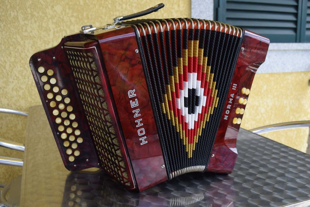 Hohner Norma III 3 voz Fa# La3 Re#