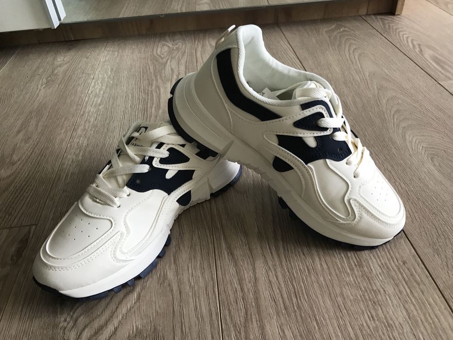 Новенькі кросівки