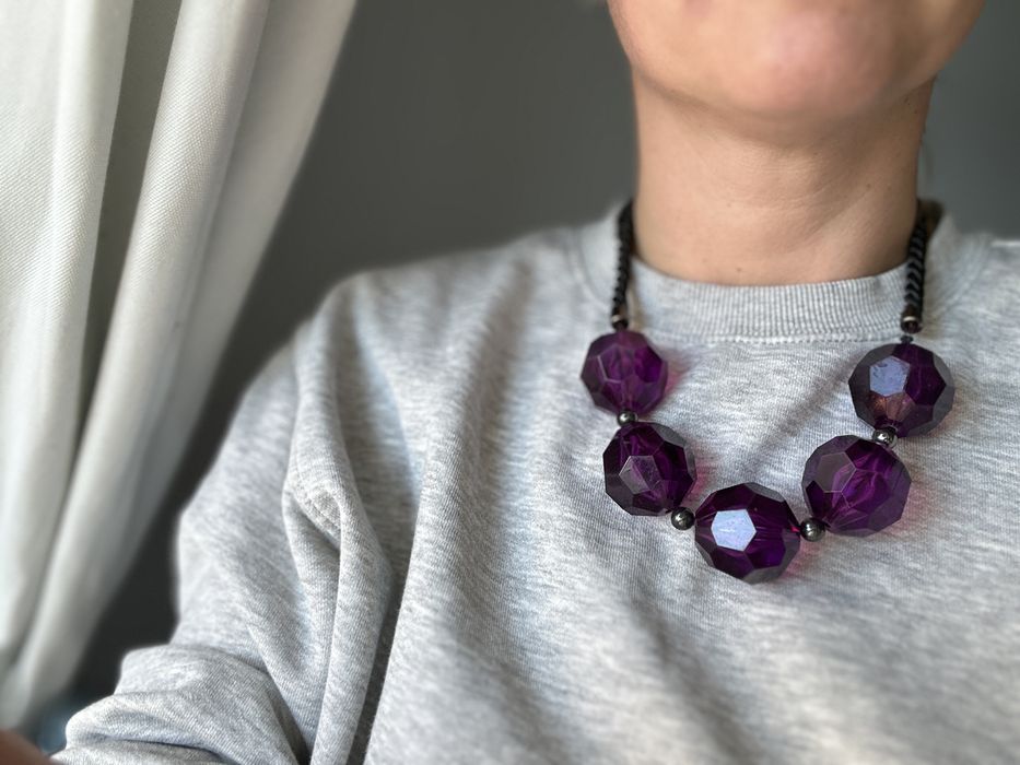 Fioletowe duże korale na sznurku