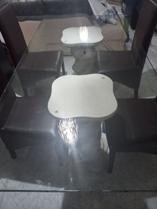 Mesa em vidro com bases de marmore