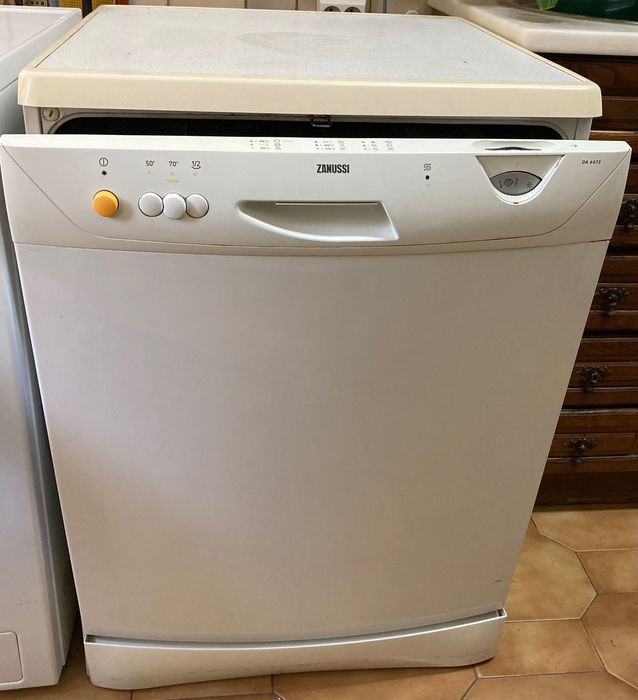Maquina de Lavar Loiça ZANUSSI - A funcionar