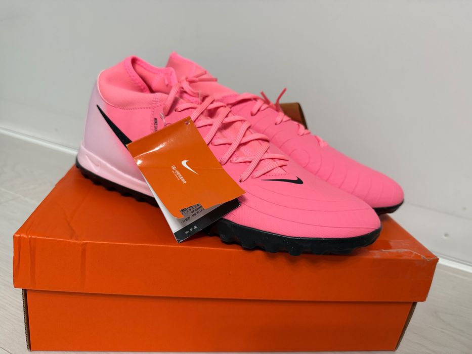 Кросівки для футболу на штучному покритті