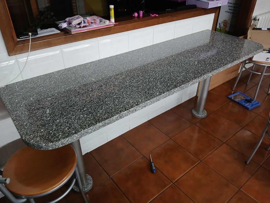 Mesa de parede em granito