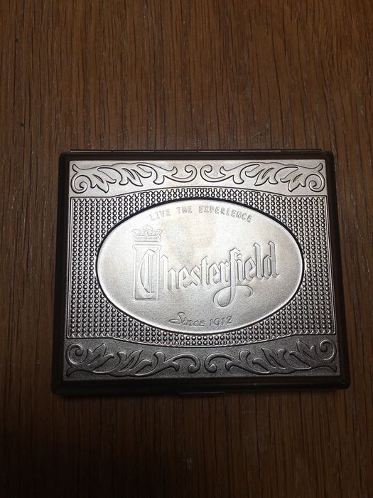 Caixa de lata para cigarros