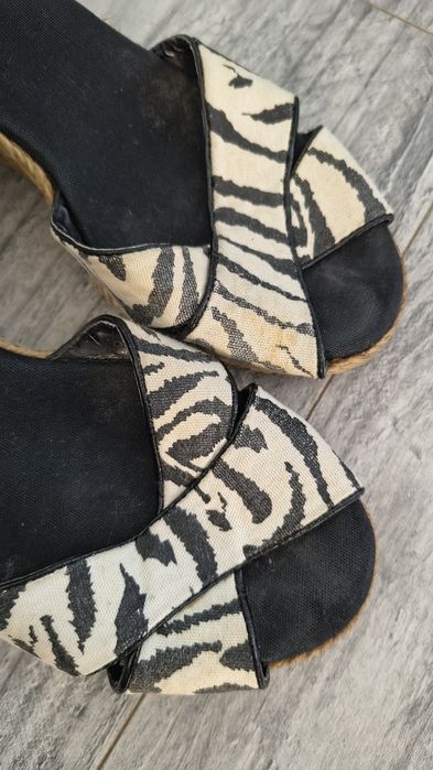 Sandały na koturnie zebra