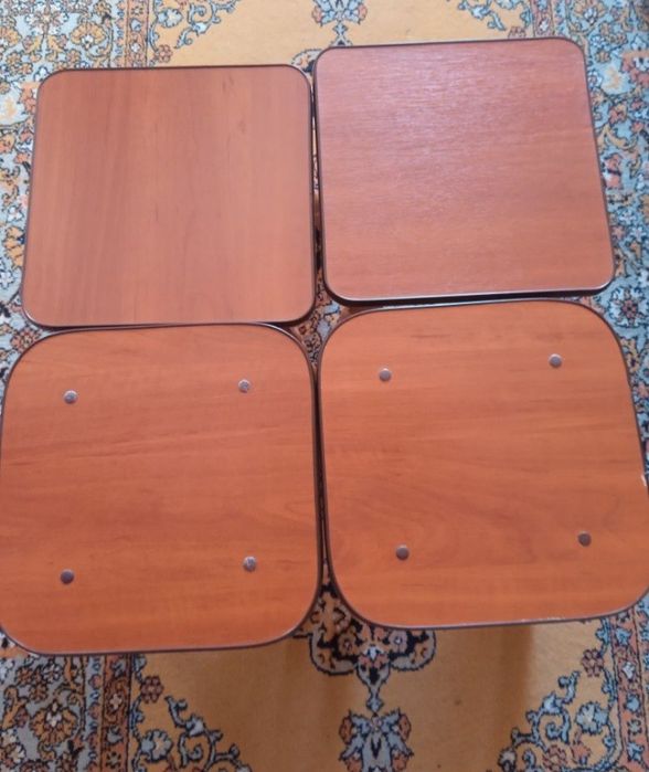 Кухонний стіл з табуретками