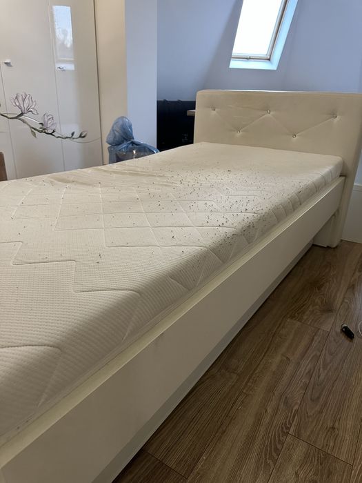 Łóżko biale tapicerowane