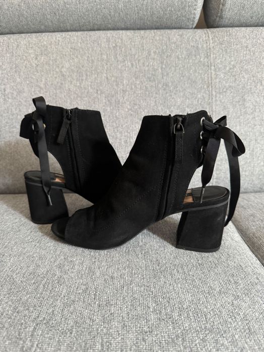 Buty zamszowe na obcasie (aktualne)