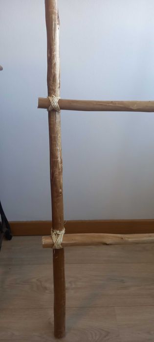 Escada decorativa. Eucalipto. Feita a mão.