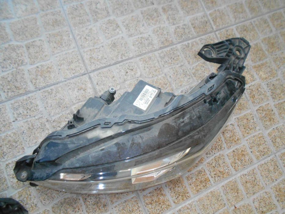 Faróis Led frente esquerdo e direito Peugeot 208 / 2008 de 2023