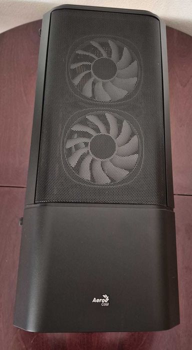 Caixa/Torre: AeroCool com Vidro Temperado e Ventoinhas