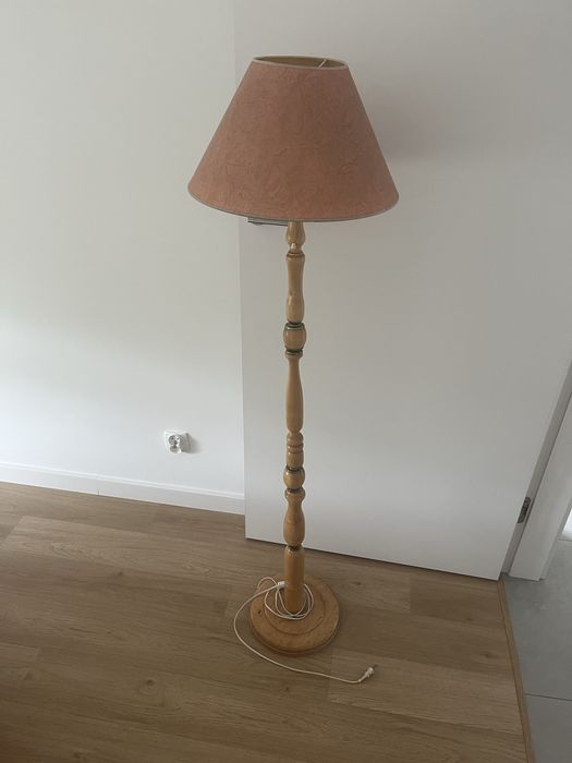 Lampa z abażurem klasyczna