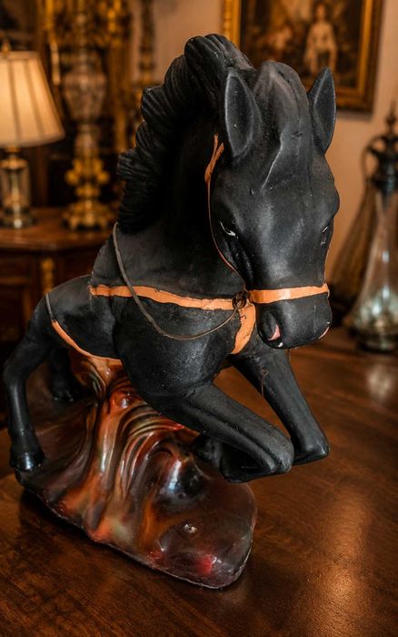 Grande Estatueta Antiga Cavaleiro a Cavalo em Acabamento Aveludado – Início Século XX
