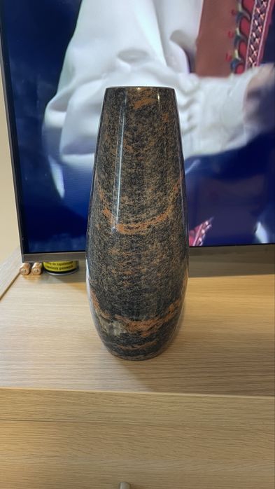 Marmurowy wazon polerowany na wysoki połysk