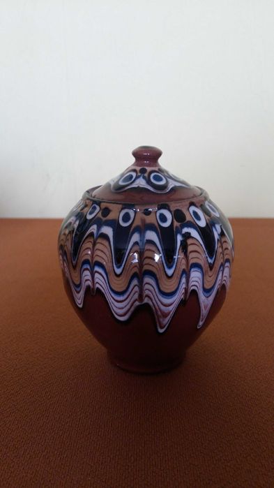 Zestaw ceramiczny bułgarski. Filiżanki, mlecznik, cukiernica, dzbanek.