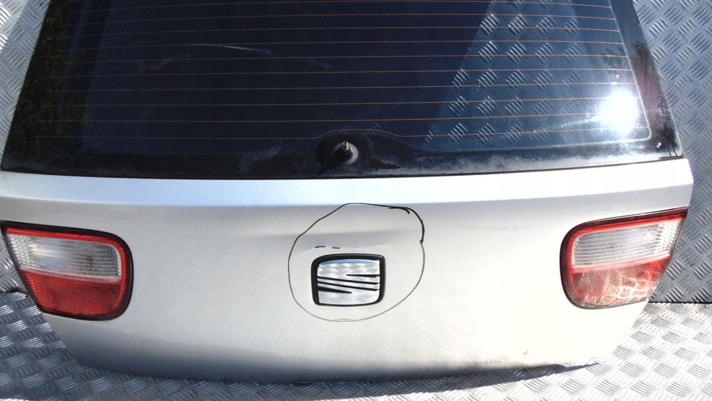 klapa bagażnika seat leon i srebrna