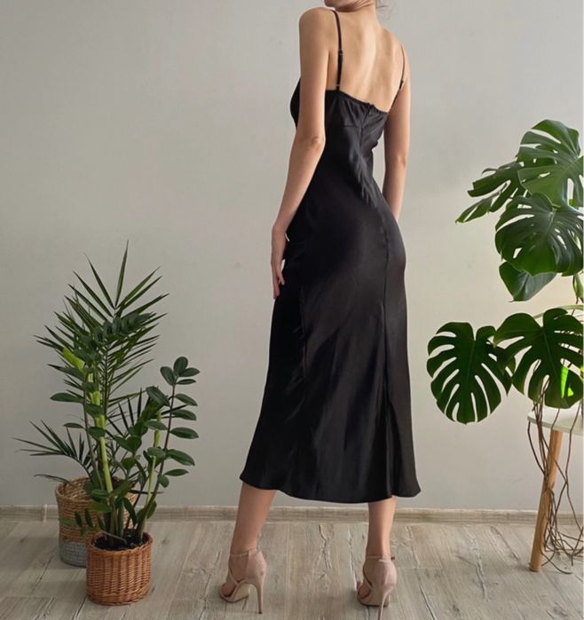 Elegancka satynowa sukienka koktajlowa midi