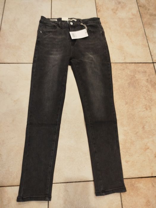Czarne spodnie jeansowe