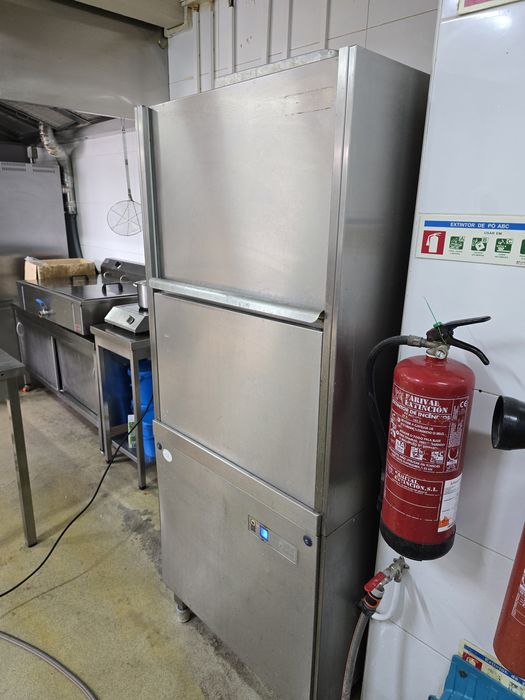 Mauina da louça WINTERHALTER industrial 
MÁQUINAS DE LAVAR LOUÇA