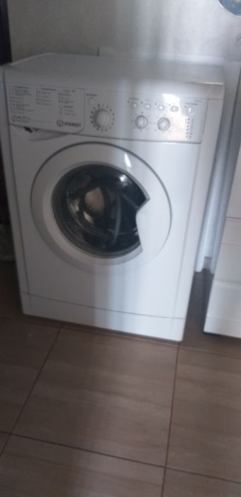 Продам пральну машинку на 6 кг.Indezit  в робочому стані б.в.