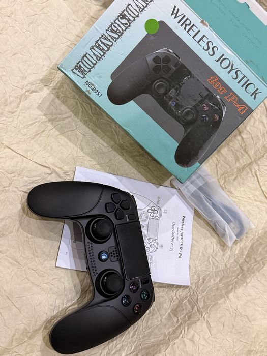беспроводной контроллер, разработанный для совместимости с консолями Sony PlayStation 4.
