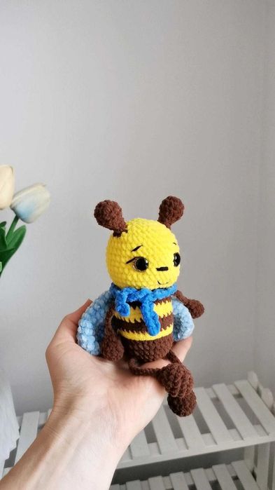 Pszczóla na szydełku, maskotka przytulanka handmade, dekoracja