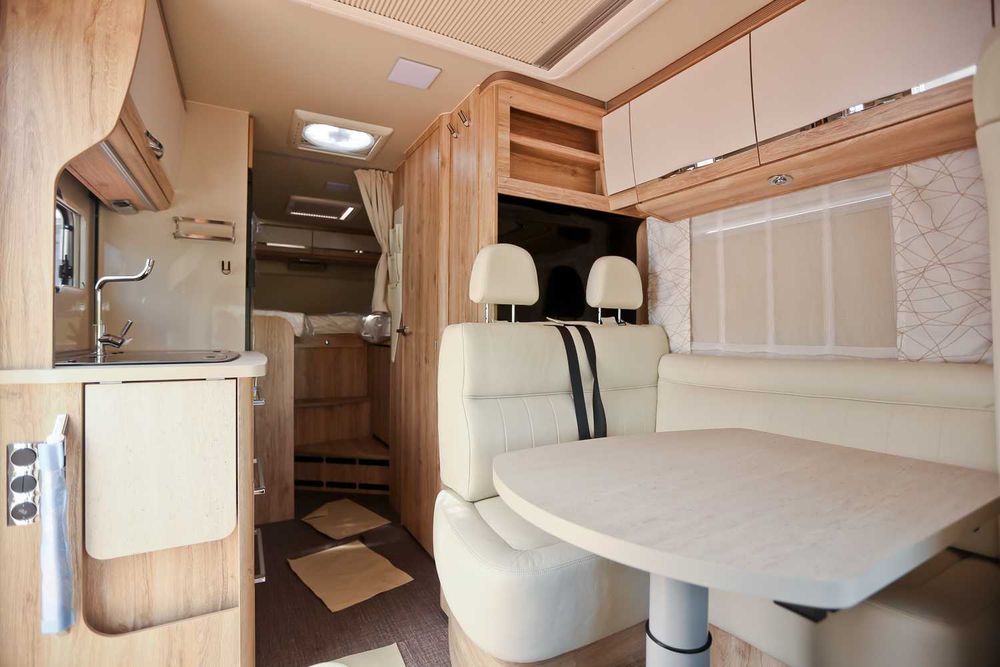 Wynajem NOWY LUKSUSOWY Kamper Mercedes  / 4 Osobowy