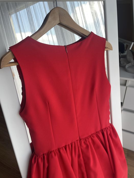 Czerwona rozkloszowana sukienka balowa z koronką elegancka weselna