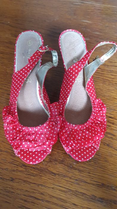 Buciki letnie na koturnie