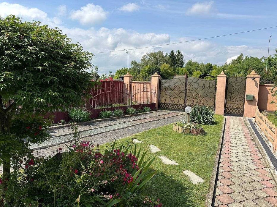 Продам просторий будинок для великої родини — передмістя Рівного.