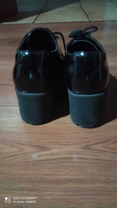 Buty lakierki na szerokim obcasie