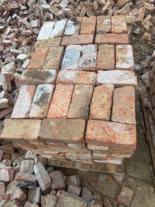 Stara cegła rozbiórkowa – czerwona/pomarańczowa, idealna do dekoracji