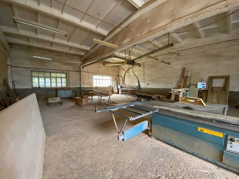 Приміщення 1230 м2 та земельна ділянка 0,35 га в с. Вістова