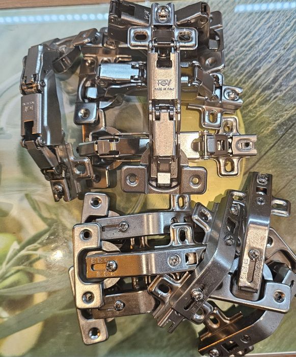 Zawiasy do szafek meblowych