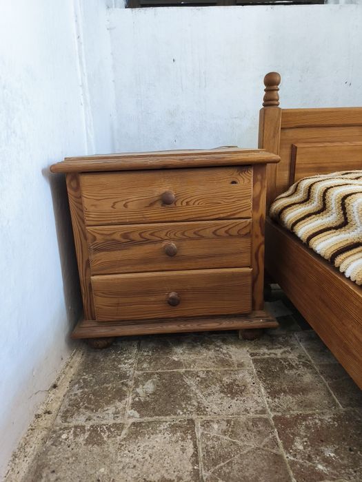 Conjunto de quarto cama com estrados reclináveis, mesas de cabeceira