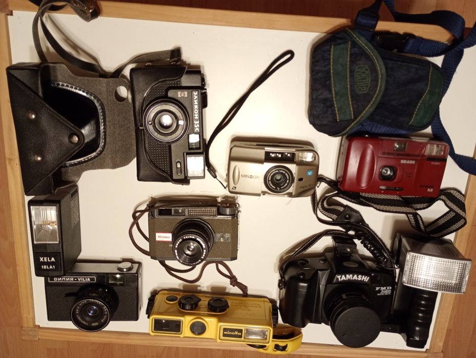 Zestaw aparatów analogowych.