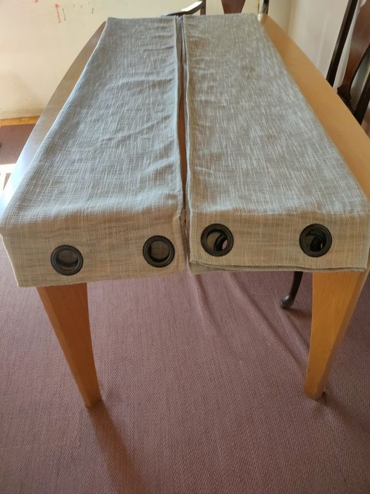 Cortinados em tecido opaco.