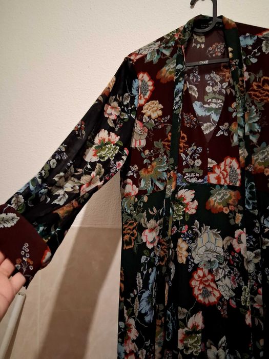 Vestido Zara,com mala.