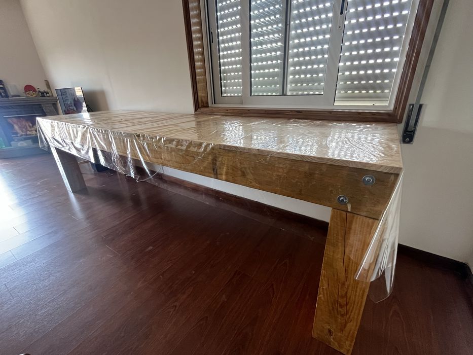 Sofa, mesa e cadeiras