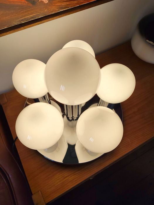 Candeeiro de mesa vintage com cinco globos de vidro opalino branco