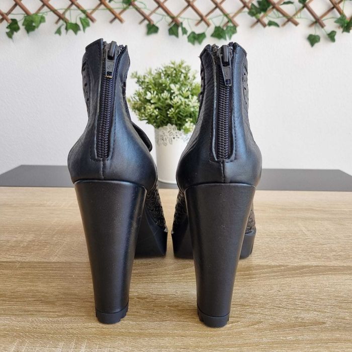 Botins Pretos de Salto Alto em Pele