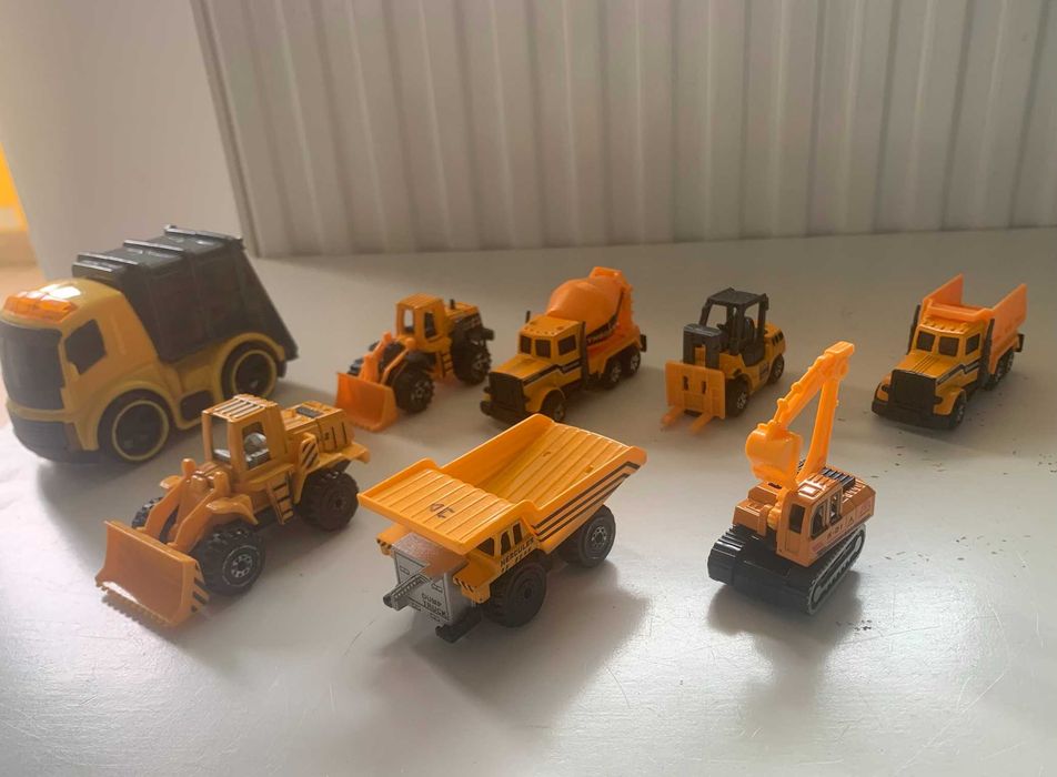 Kolekcja autek i pojazdów budowlanych