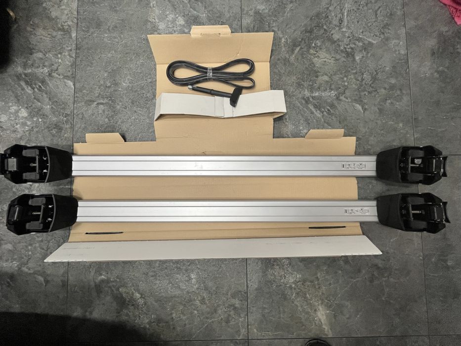 Оригінальне кріплення поперечини на дах автомобіля Audi Q5 09