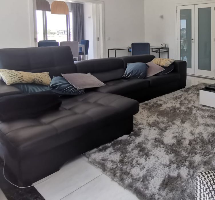 Sofá com chaise longue em pele