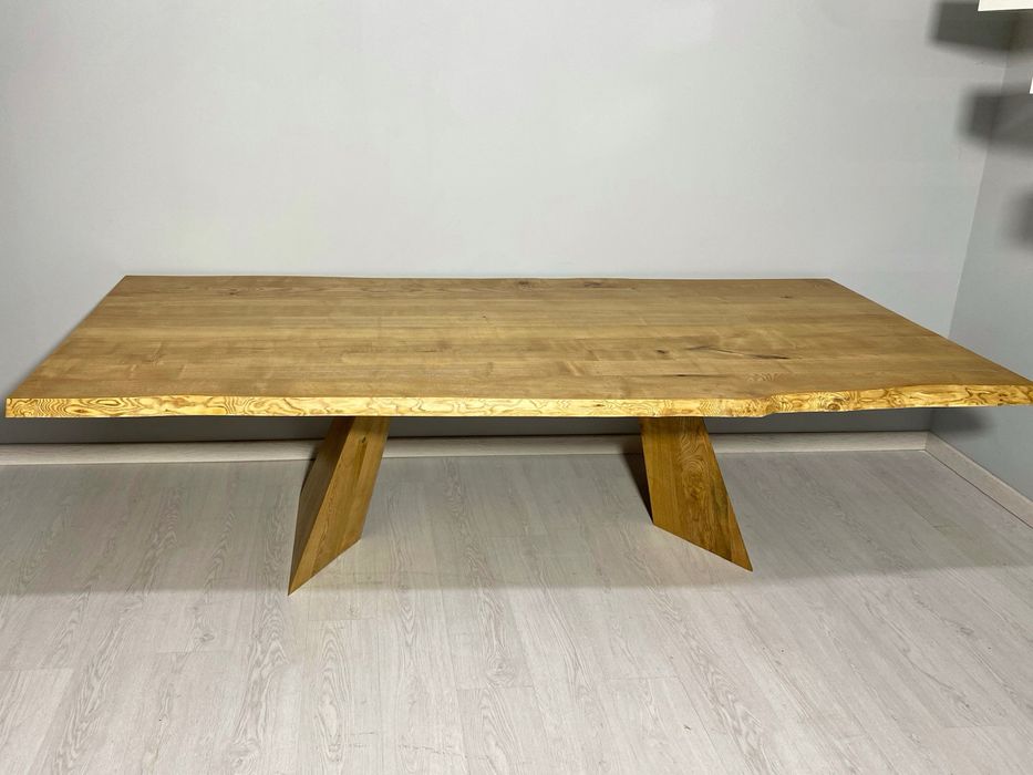 Mesa de jantar de madeira maciça